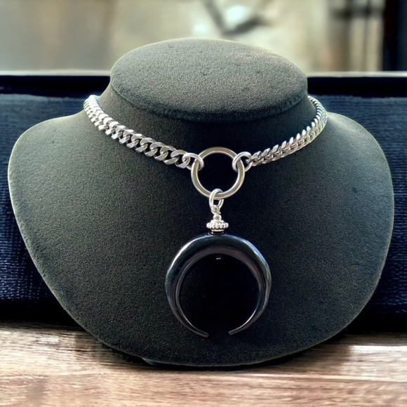 Black carved horn upside down moon lunula design Stainless steel choker necklace - Picture 13 of 14